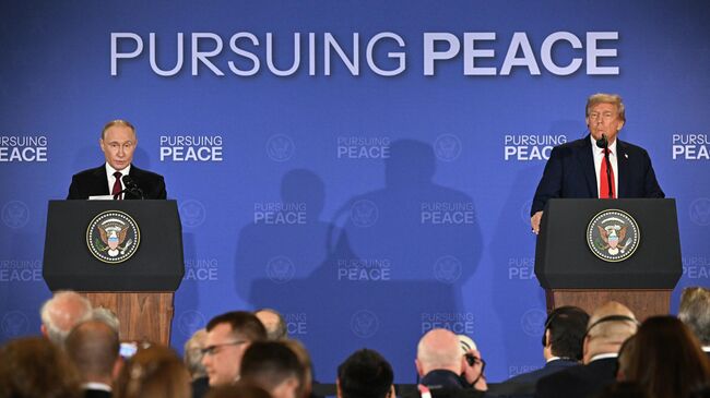 Президент РФ Владимир Путин и президент США Дональд Трамп  во время пресс-конференции по итогам переговоров на Аляске