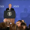 Президент РФ Владимир Путин и президент США Дональд Трамп (справа) во время пресс-конференции по итогам переговоров на Аляске