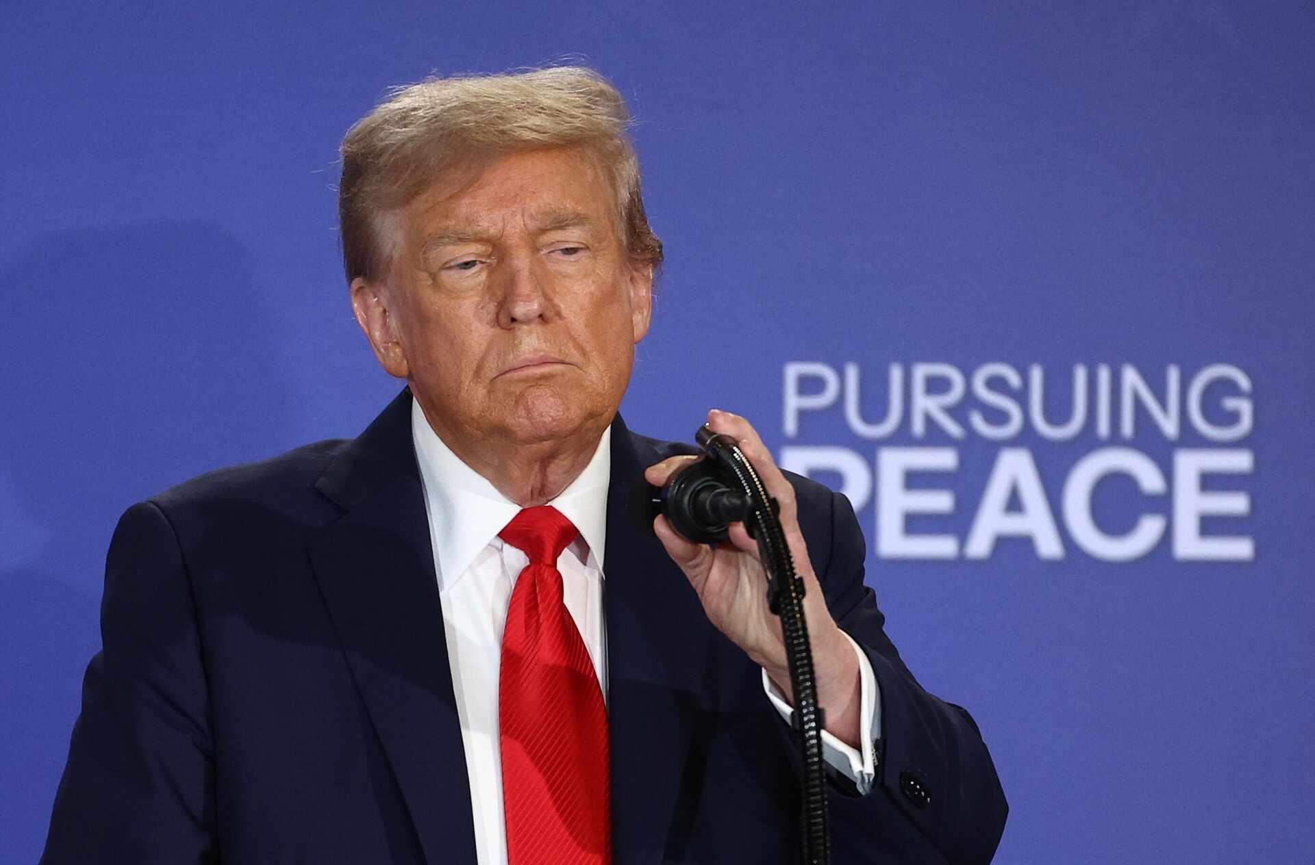 Президент США Дональд Трамп на пресс-конференции по итогам переговоров с президентом РФ Владимиром Путиным на Аляске - РИА Новости, 1920, 16.08.2025