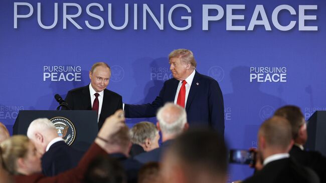 Президент РФ Владимир Путин и президент США Дональд Трамп (справа) на совместной пресс-конференции по итогам переговоров на Аляске