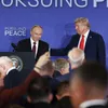 Президент РФ Владимир Путин и президент США Дональд Трамп (справа) на совместной пресс-конференции по итогам переговоров на Аляске