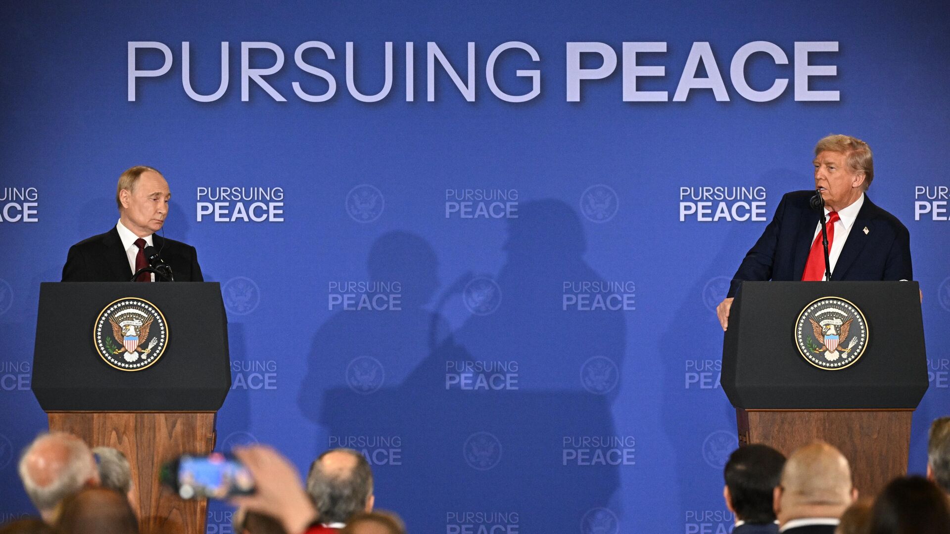 Президент РФ Владимир Путин и президент США Дональд Трамп (справа) во время пресс-конференции по итогам переговоров на Аляске - РИА Новости, 1920, 16.08.2025