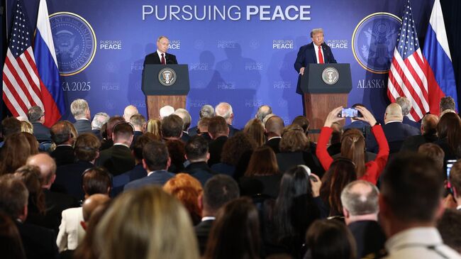 Президент России Владимир Путин и президент США Дональд Трамп на совместной пресс-конференции по итогам переговоров на Аляске