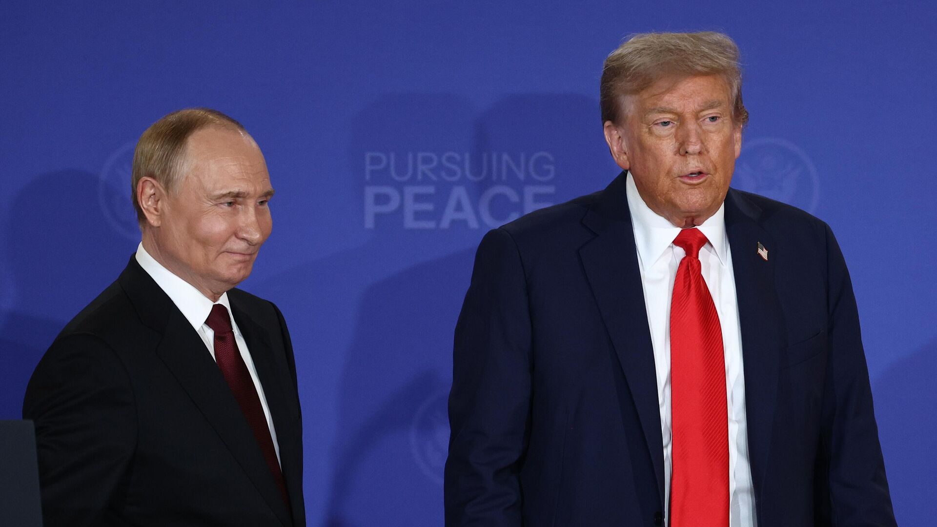 Президент РФ Владимир Путин и президент США Дональд Трамп (справа) на совместной пресс-конференции по итогам переговоров на Аляске