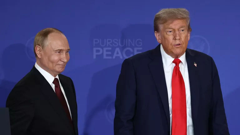 Президент РФ Владимир Путин и президент США Дональд Трамп (справа) на совместной пресс-конференции по итогам переговоров на Аляске
