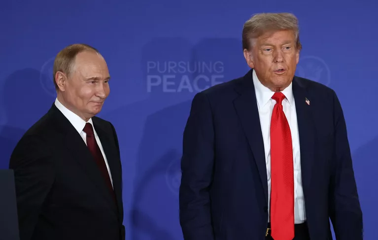 Президент РФ Владимир Путин и президент США Дональд Трамп (справа) на совместной пресс-конференции по итогам переговоров на Аляске Президент РФ Владимир Путин и президент США Дональд Трамп (справа) на совместной пресс-конференции по итогам переговоров на Аляске