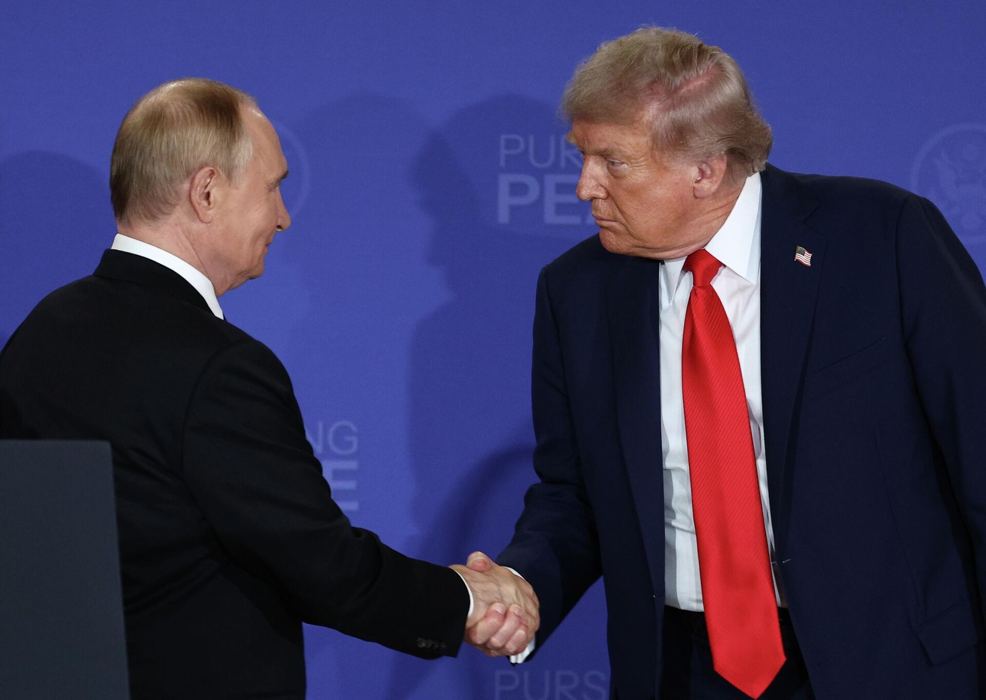 Президент РФ Владимир Путин и президент США Дональд Трамп на совместной пресс-конференции по итогам переговоров на Аляске. Президент РФ Владимир Путин и президент США Дональд Трамп на совместной пресс-конференции по итогам переговоров на Аляске. - РИА Новости, 1920, 18.08.2025