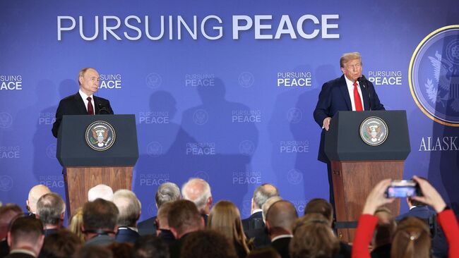 Президент РФ Владимир Путин и президент США Дональд Трамп на совместной пресс-конференции по итогам переговоров на Аляске