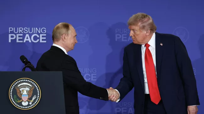 Президент РФ Владимир Путин и президент США Дональд Трамп на совместной пресс-конференции по итогам переговоров на Аляске