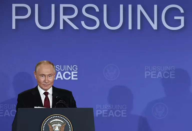 Президент РФ Владимир Путин на пресс-конференции по итогам переговоров с президентом США Дональдом Трампом на Аляске Президент РФ Владимир Путин на пресс-конференции по итогам переговоров с президентом США Дональдом Трампом на Аляске