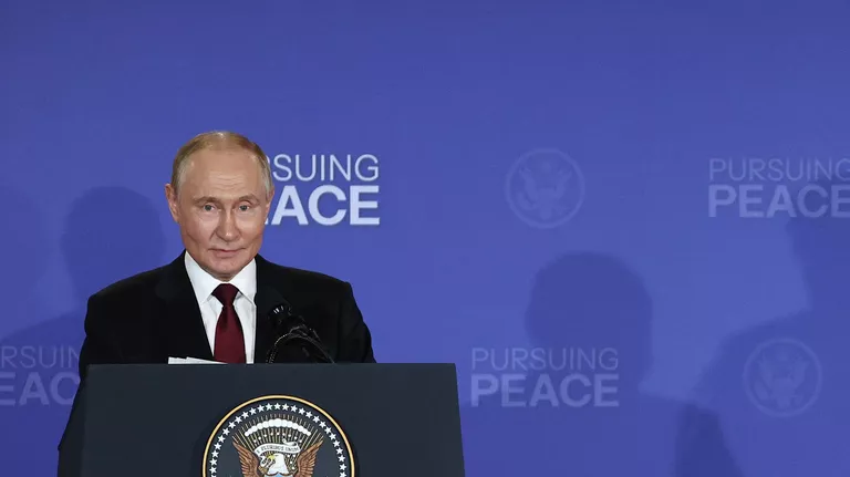 Президент РФ Владимир Путин на пресс-конференции по итогам переговоров с президентом США Дональдом Трампом на Аляске