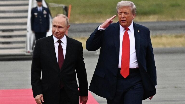 Президент России Владимир Путин и президент США Дональд Трамп во время встречи на военной базе Эльмендорф-Ричардсон на Аляске