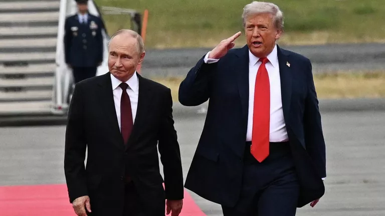 Президент РФ Владимир Путин и президент США Дональд Трамп во время встречи на военной базе Эльмендорф-Ричардсон на Аляске