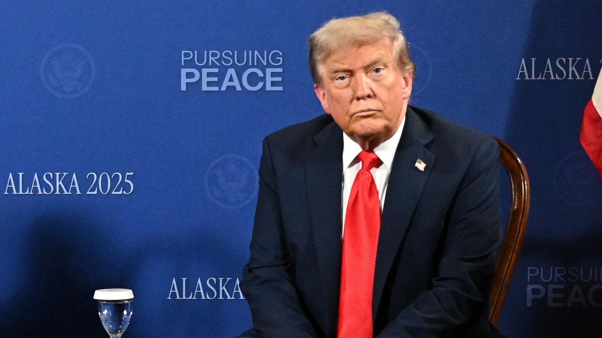 Президент США Дональд Трамп во время переговоров с президентом РФ Владимиром Путиным в узком составе на Аляске - РИА Новости, 1920, 16.08.2025