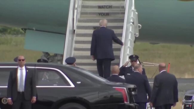 Трамп покинул Аляску на своем самолете после встречи с Путиным 