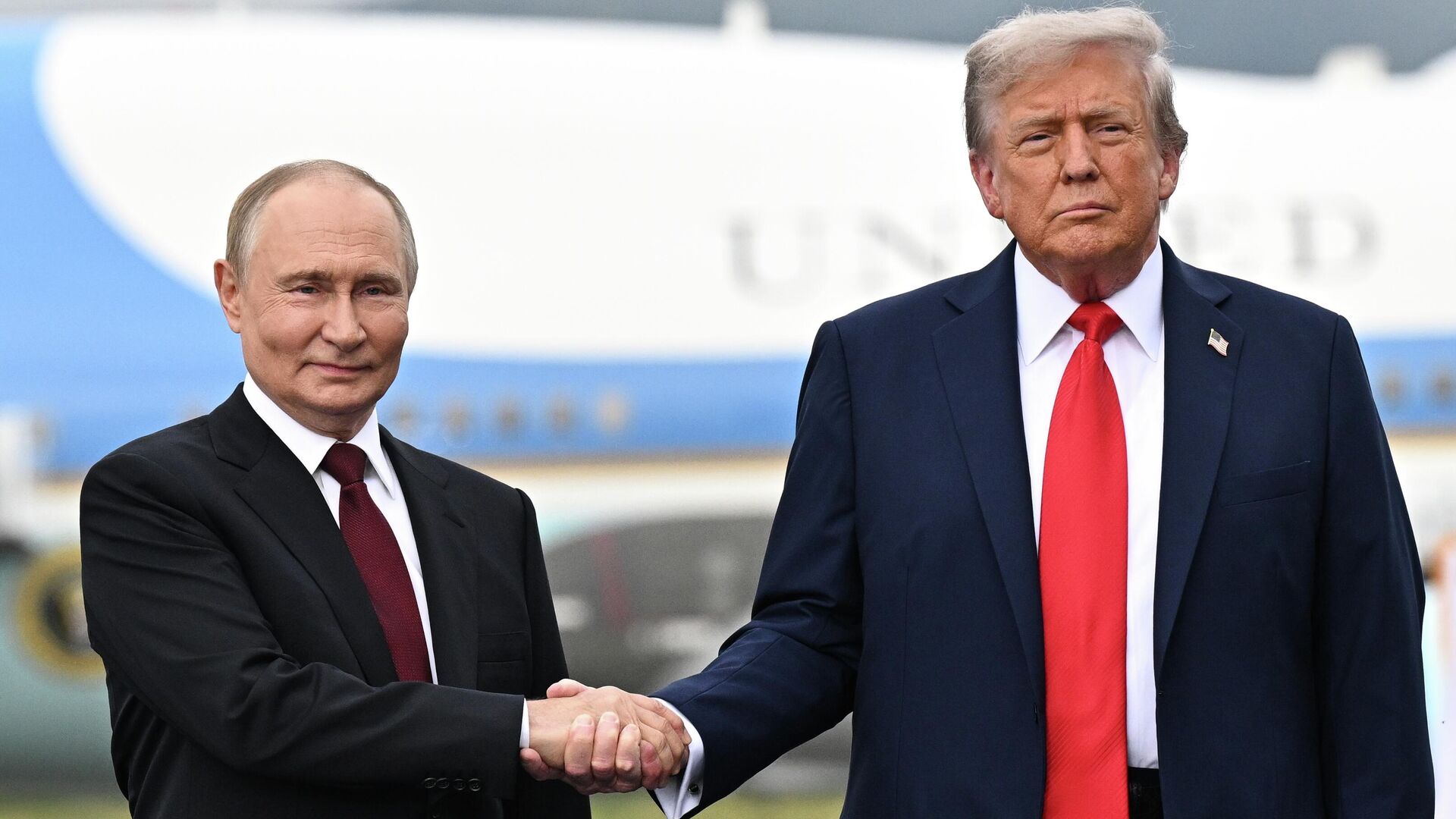 Трамп проведет телефонный разговор с Путиным в четверг, пишет Axios
