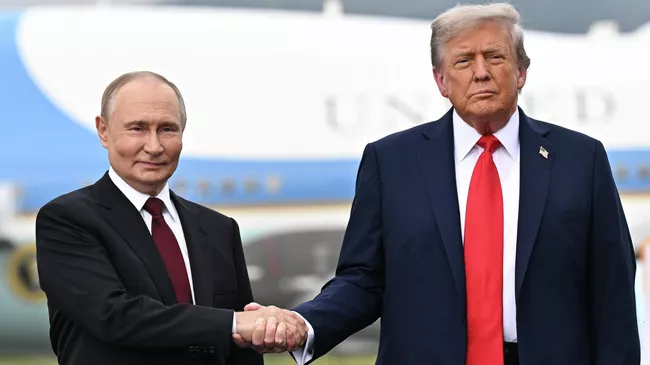 Владимир Путин и Дональд Трамп во время встречи на военной базе Эльмендорф-Ричардсон на Аляске