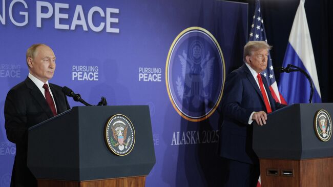 Президент РФ Владимир Путин и президент США Дональд Трамп на пресс-конференции по итогам переговоров на Аляске