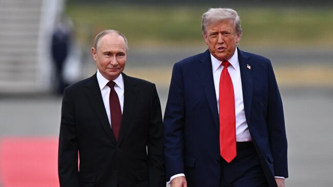 Президент РФ Владимир Путин и президент США Дональд Трамп во время встречи на военной базе Эльмендорф-Ричардсон на Аляске