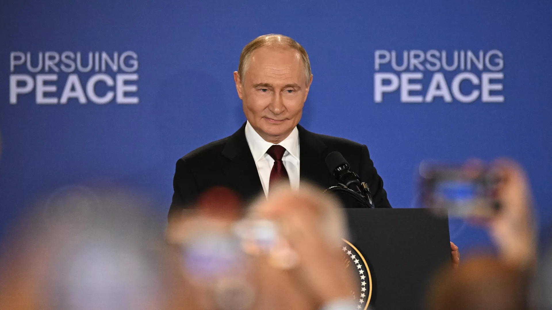 Руски председник Владимир Путин на конференцији за новинаре након разговора са председником САД Доналдом Трампом на Аљасци - РИА Новости, 1920, 18.08.2025.