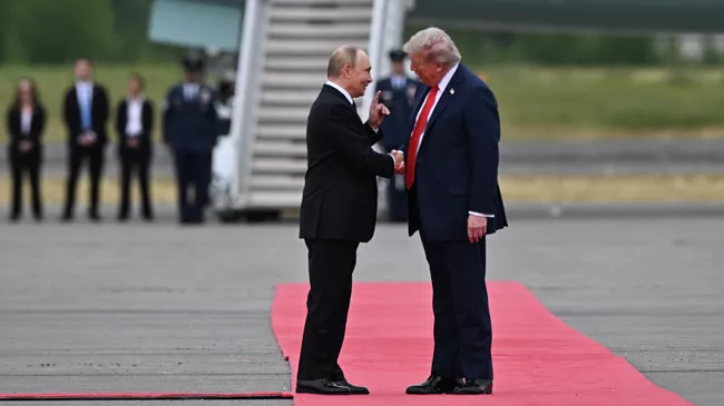 Президент РФ Владимир Путин и президент США Дональд Трамп (справа) во время встречи на военной базе Эльмендорф-Ричардсон на Аляске