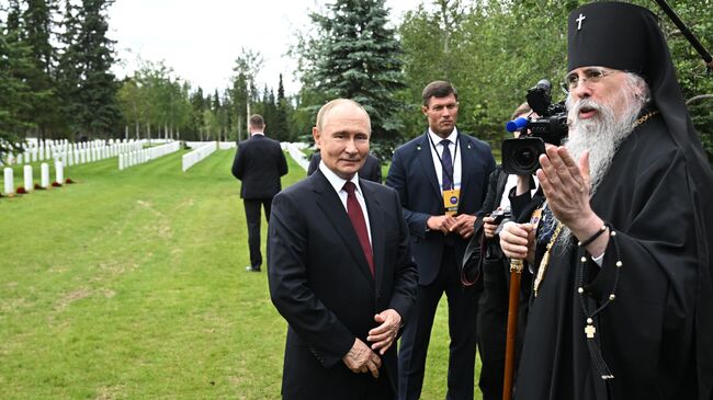 Путин пообщался с американским православным священником и подарил ему 2 иконы