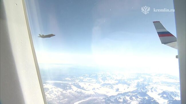 Кадры с истребителями F-35, сопровождающими борт Путина по пути с Аляски 