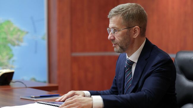 Губернатор Чукотского автономного округа Владислав Кузнецов во время встречи с президентом РФ Владимиром Путиным в Анадыре Губернатор Чукотского автономного округа Владислав Кузнецов во время встречи с президентом РФ Владимиром Путиным в Анадыре