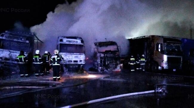 Пожар на автостоянке в Ярославле