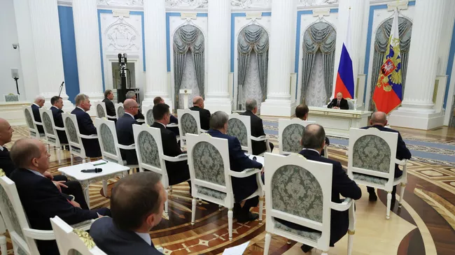 Президент РФ Владимир Путин проводит совещание по итогам российско-американской встречи в верхах