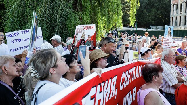 Участники акции протеста в поддержку Евгении Гуцул и ее сторонников в Кишиневе