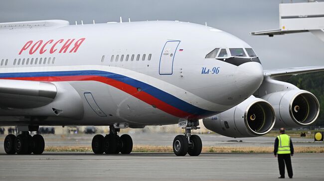 Самолет президента России Владимира Путина на аэродроме базы Элмендорф-Ричардсон на Аляске