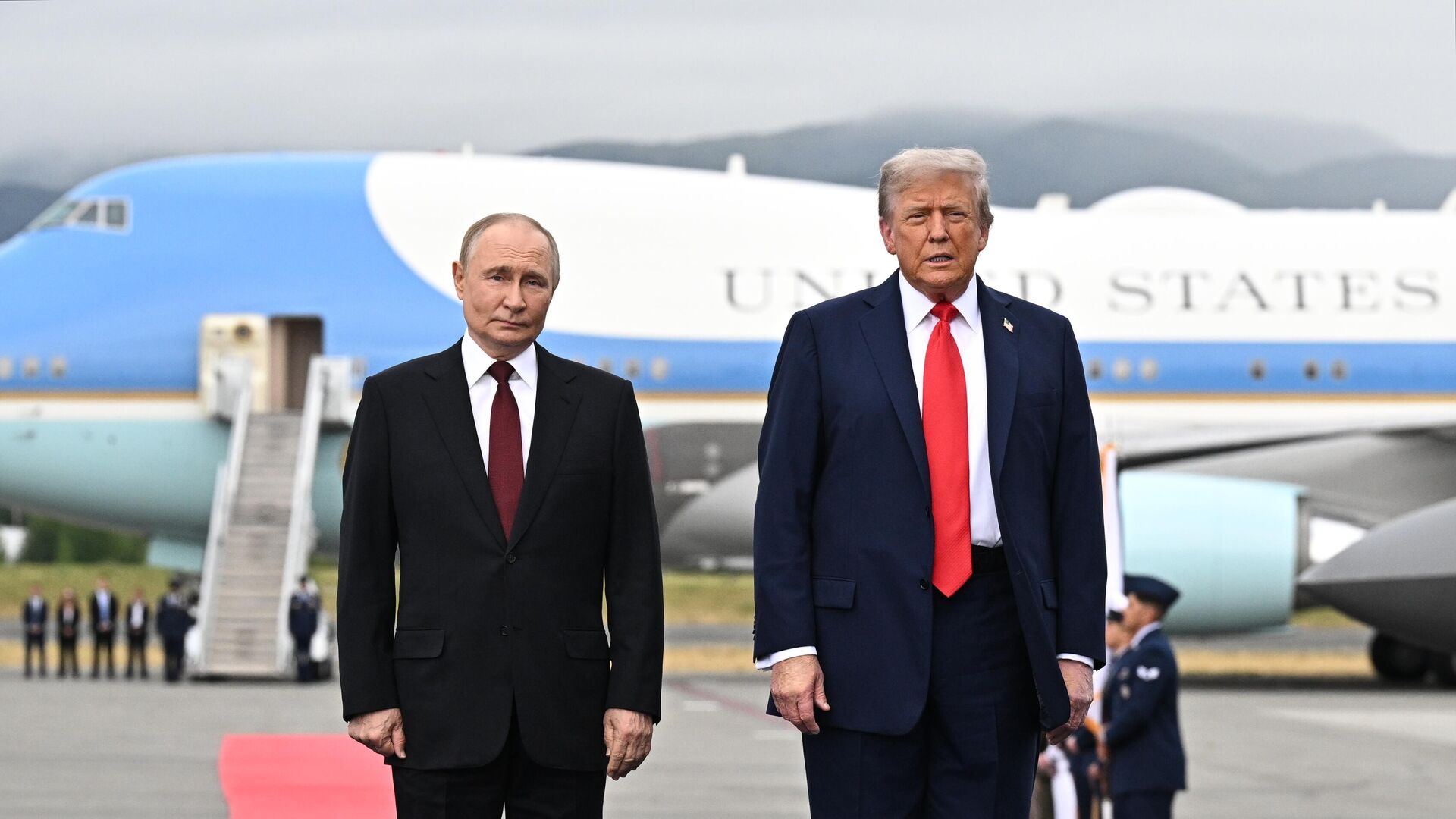 Президент РФ Владимир Путин и президент США Дональд Трамп  во время встречи на военной базе Эльмендорф-Ричардсон на Аляске Президент РФ Владимир Путин и президент США Дональд Трамп  во время встречи на военной базе Эльмендорф-Ричардсон на Аляске - РИА Новости, 1920, 17.10.2025