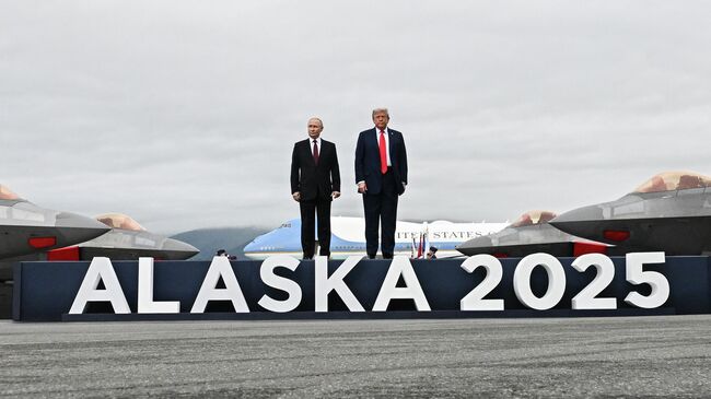 Владимир Путин и Дональд Трамп во время встречи на военной базе Эльмендорф-Ричардсон на Аляске