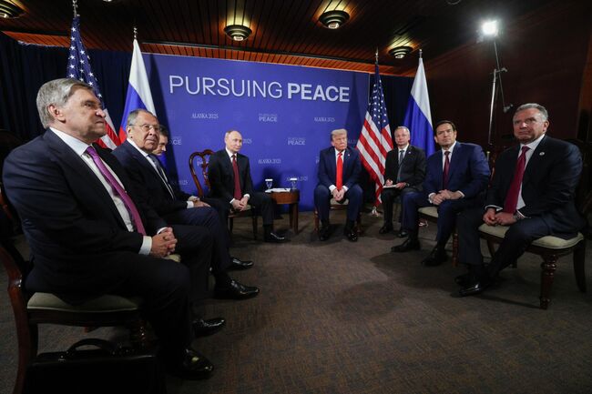 Владимир Путин и Дональд Трамп во время переговоров в узком составе на Аляске