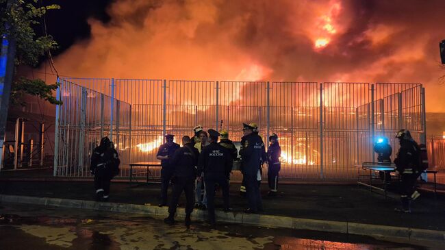 Пожарно-спасательные подразделения ликвидируют пожар в нежилом здании на улице Люблинская в Щербинке в Новой Москве