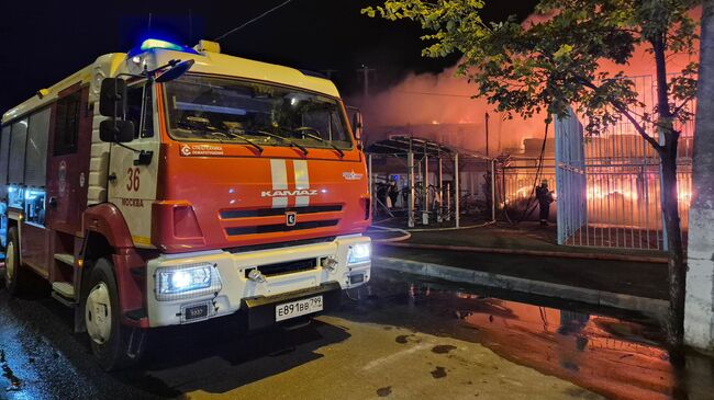 Пожарно-спасательные подразделения ликвидируют пожар в нежилом здании на улице Люблинская в Щербинке в Новой Москве. 17 августа 2025