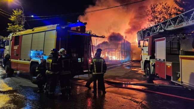 Пожарно-спасательные подразделения ликвидируют пожар в нежилом здании на улице Люблинская в Щербинке в Новой Москве. 17 августа 2025