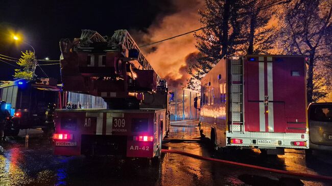 Пожарно-спасательные подразделения ликвидируют пожар в нежилом здании на улице Люблинская в Щербинке в Новой Москве. 17 августа 2025