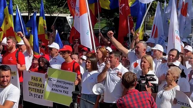 Акция протеста оппозиции перед зданием парламента Молдавии