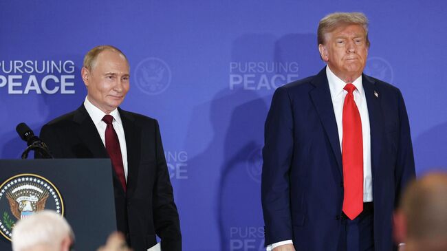 Владимир Путин и Дональд Трамп на совместной пресс-конференции по итогам переговоров на Аляске