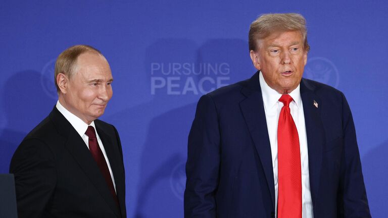 Президент РФ Владимир Путин и президент США Дональд Трамп на совместной пресс-конференции по итогам переговоров на Аляске