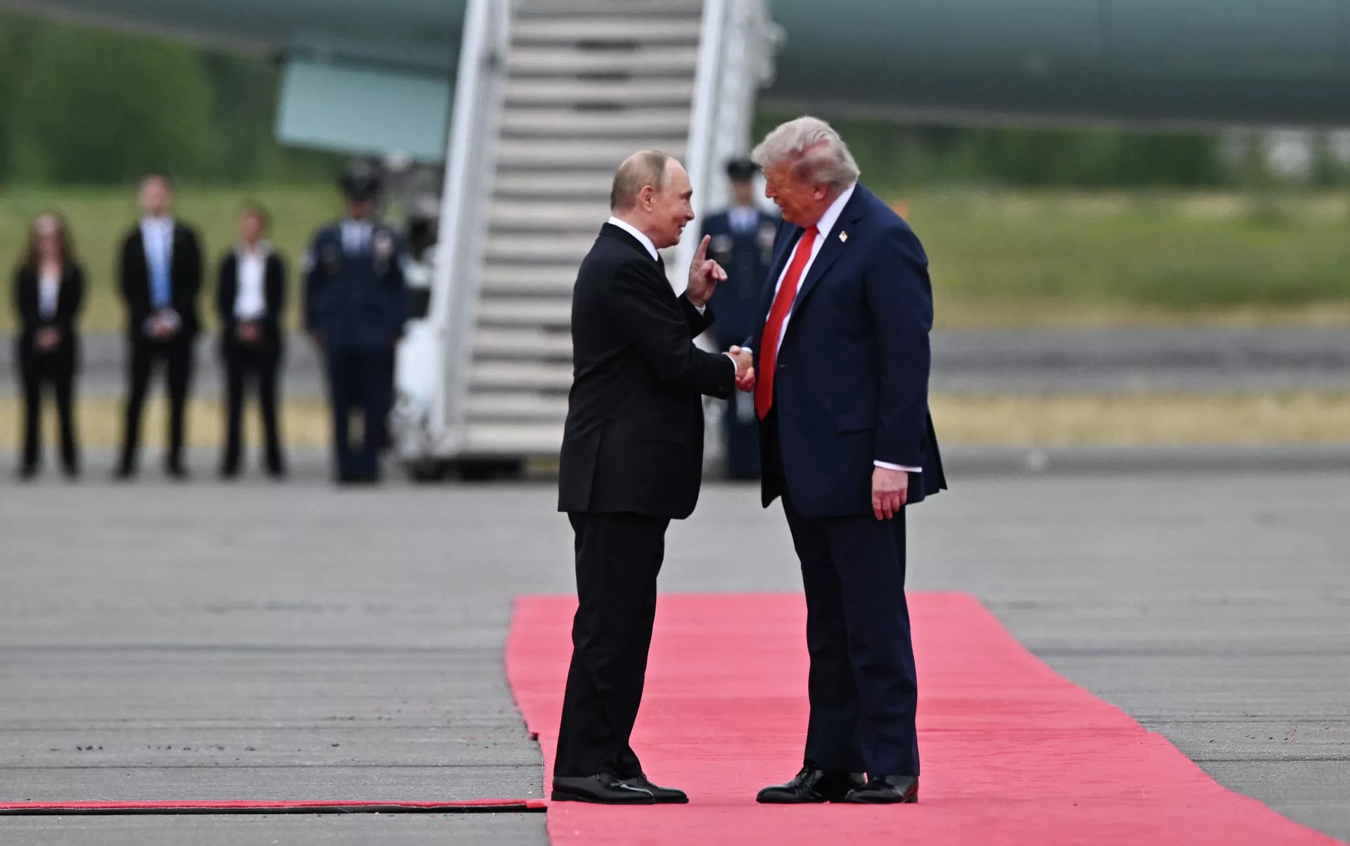 Президент России Владимир Путин и президент США Дональд Трамп (справа) во время встречи на военной базе Эльмендорф-Ричардсон на Аляске - РИА Новости, 1920, 24.09.2025