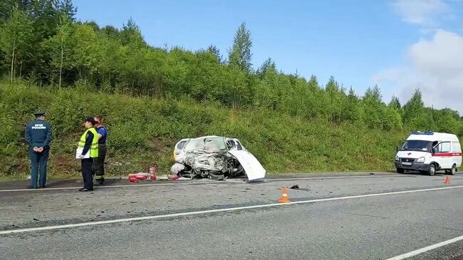 На месте столкновения двух легковых автомобилей на трассе в Пермском крае