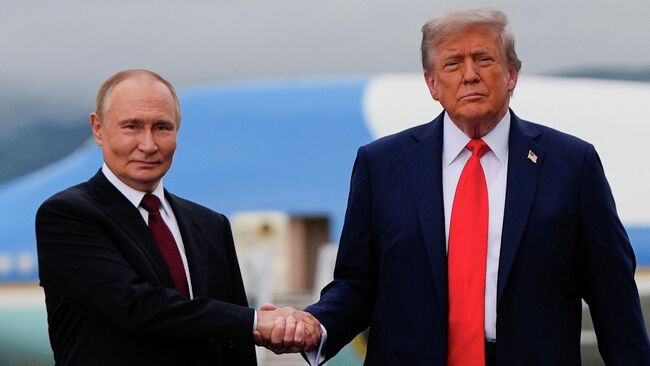 Президент РФ Владимир Путин и президент США Дональд Трамп во время встречи на военной базе Эльмендорф-Ричардсон на Аляске