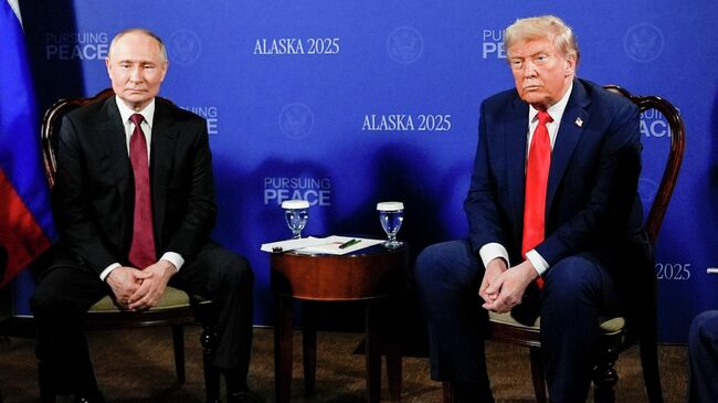 Президент России Владимир Путин и президент США Дональд Трамп во время встречи
