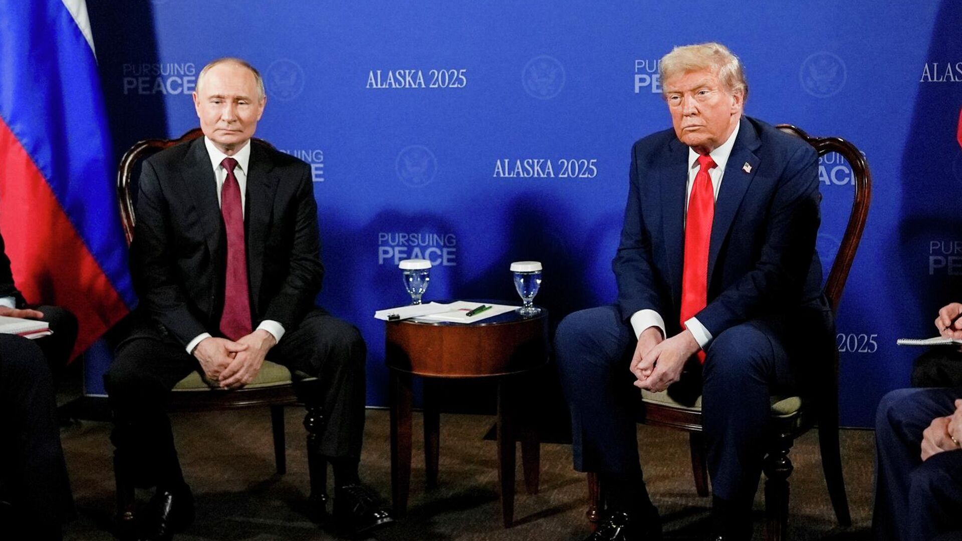 Президент РФ Владимир Путин и президент США Дональд Трамп во время встречи в Анкоридже, Аляска