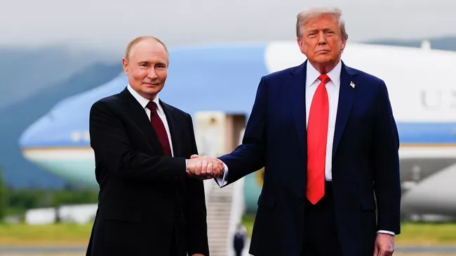 Президент России Владимир Путин и президент США Дональд Трамп во время встречи в Анкоридже, Аляска