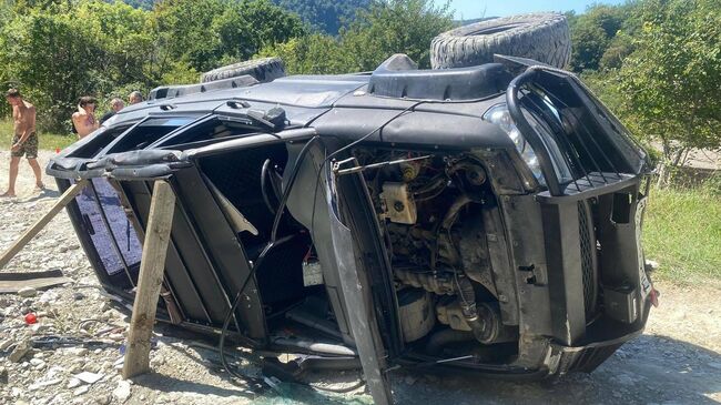 Экскурсионный автомобиль УАЗ, перевозивший группу туристов, перевернулся на горной дороге в Сочи