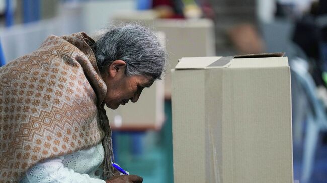 Голосование на избирательном участке во время выборов президента в Боливии. 17 августа 2025